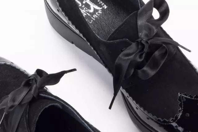 Chaussures compensées à lacets en cuir verni et daim - Noir - Lince
