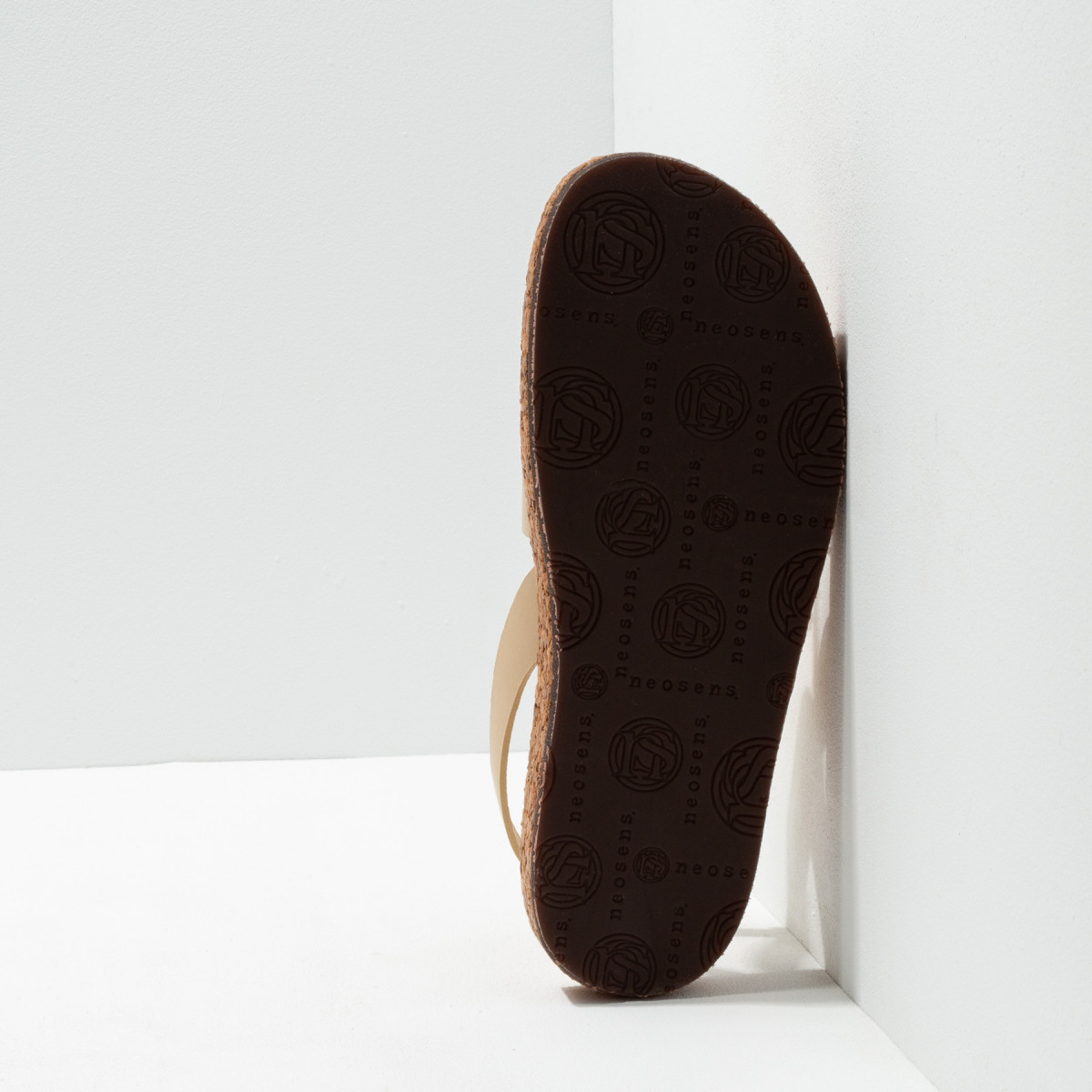 Sandales plates en cuir et semelle recyclée - Beige - Neosens