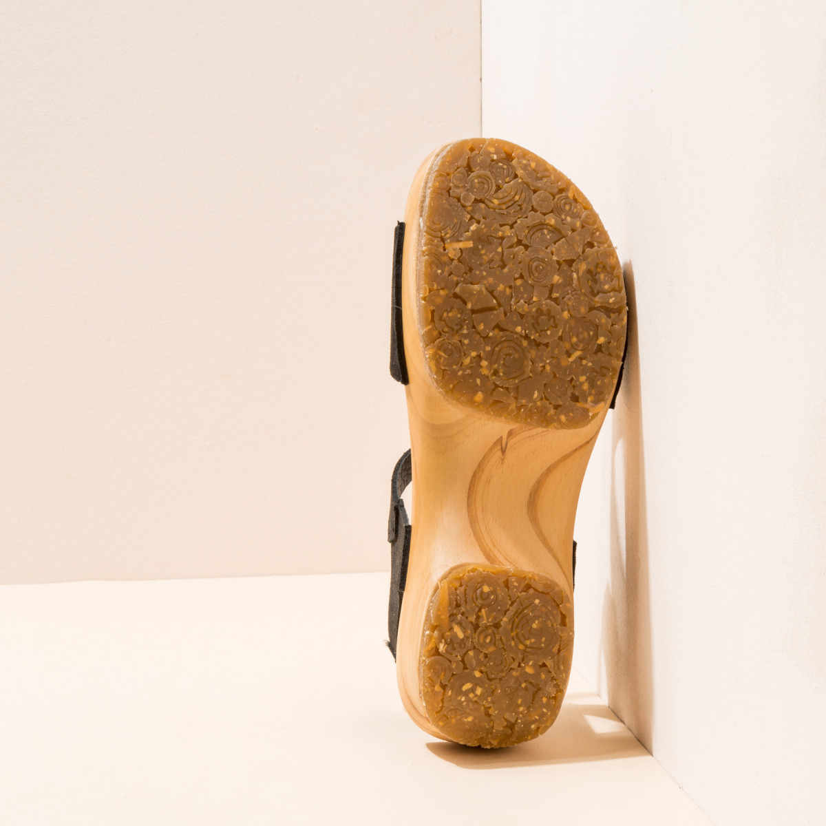 Sandales confortables plateforme en bois de pin naturel et cuir suédé - Noir - El naturalista