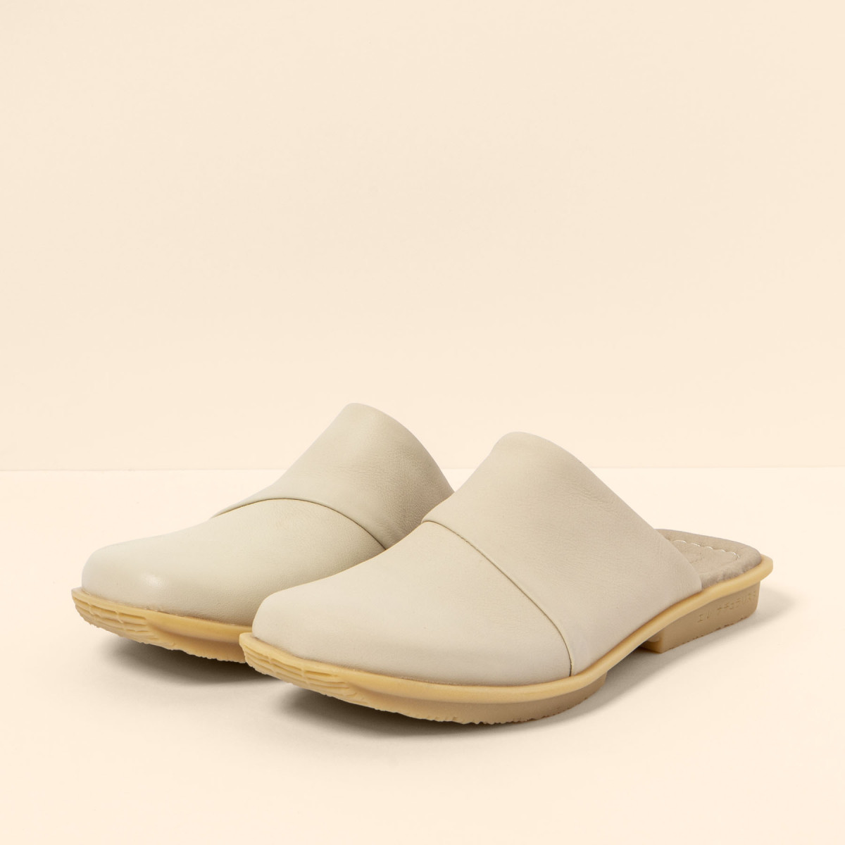 Sabots en cuir talon plat - Beige - El naturalista